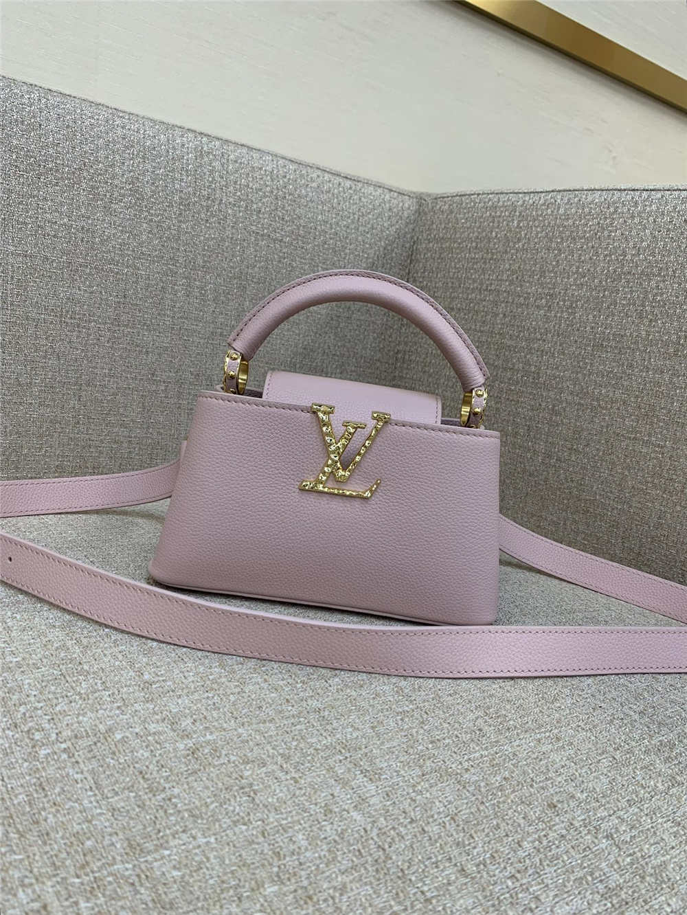 Louis Vuitton CAPUCINES EAST WEST M24666 size：22x14x8cm 2025 new 